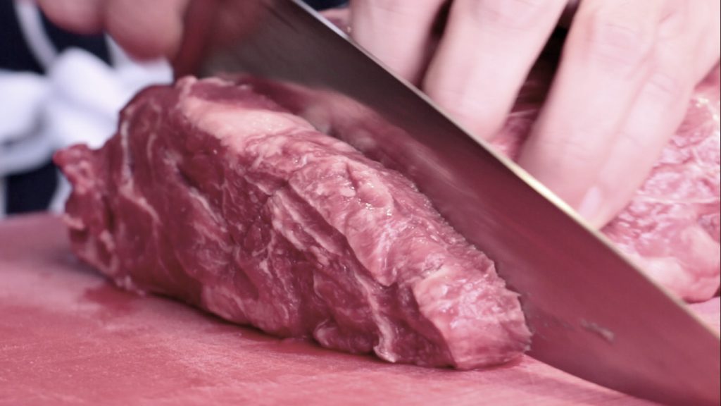 Rezanie hovädzieho mäsa s ostrým nožom